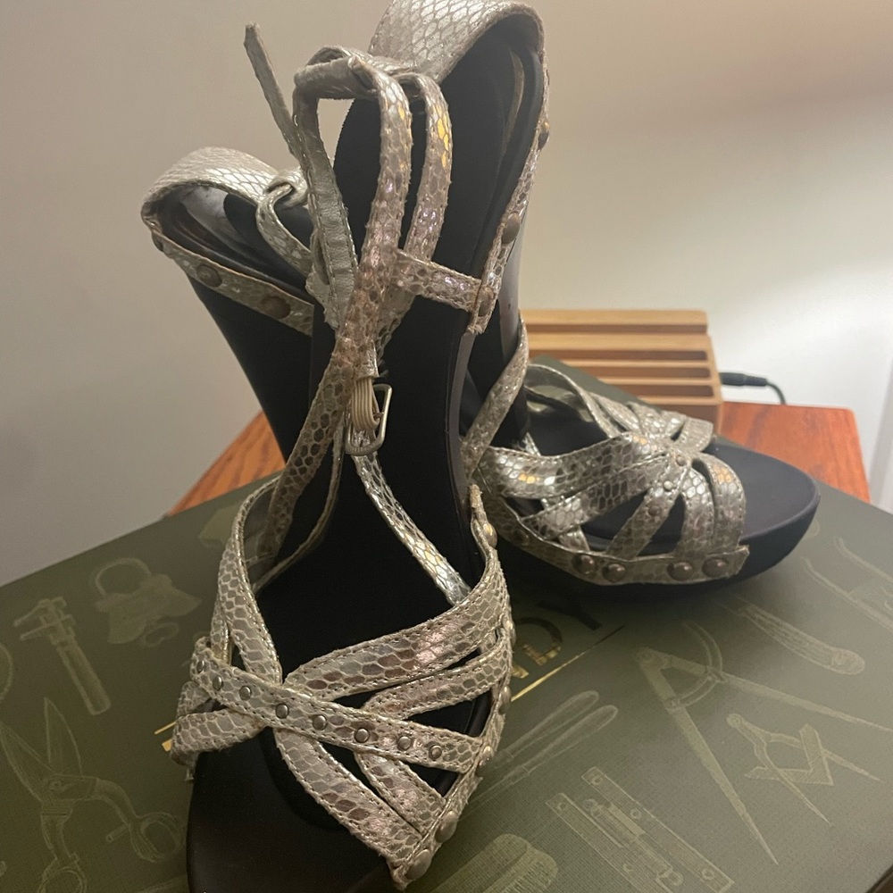 Brand new and never worn .. no tag